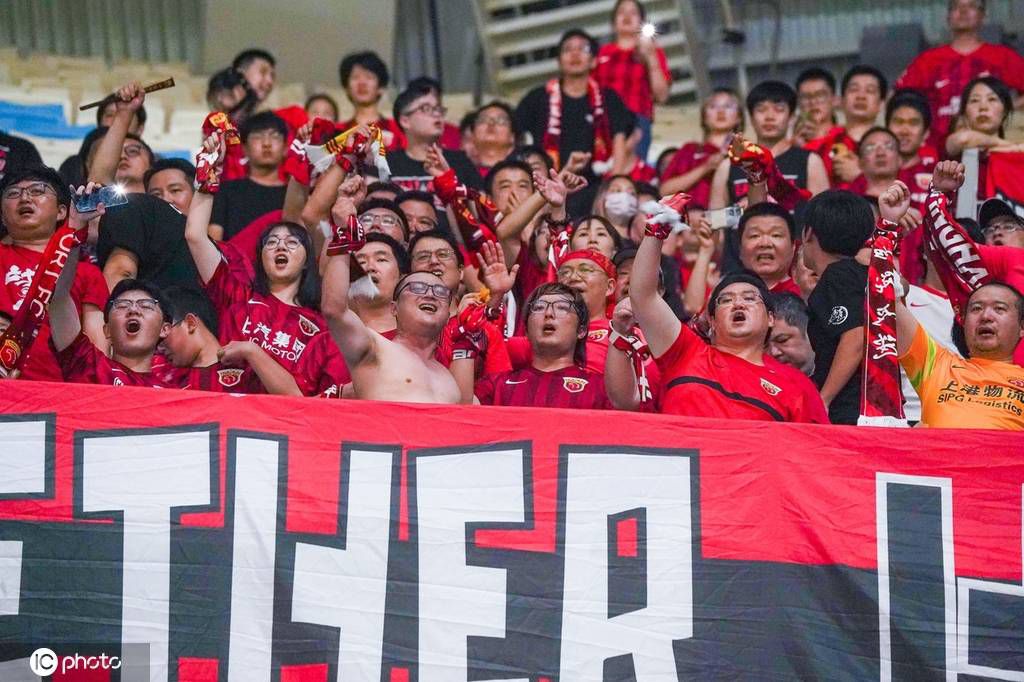 巴勒斯坦被占时代，三个自幼相熟的伴侣和一名年青女子在为自由而抗争的进程中相互毁谤……